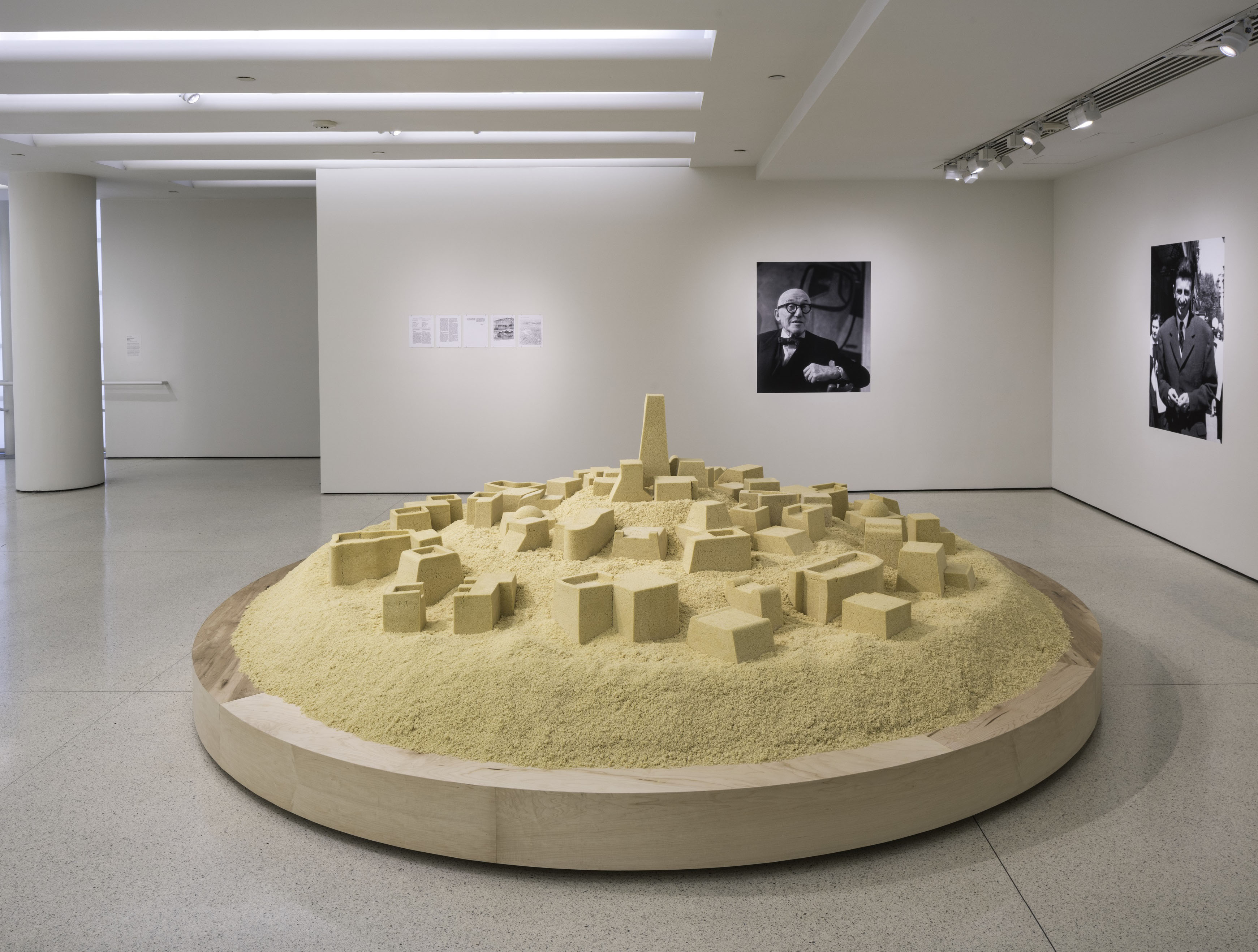 “来自天堂的风暴：中东与北非的当代艺术”展览